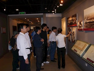高中理科党支部开展学习实践活动